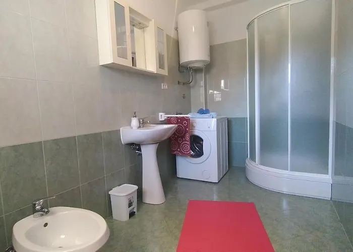 Ana 아파트 풀라